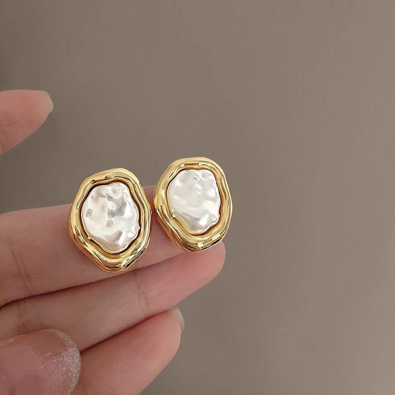 RETRO FRENCH PEARL EARRING