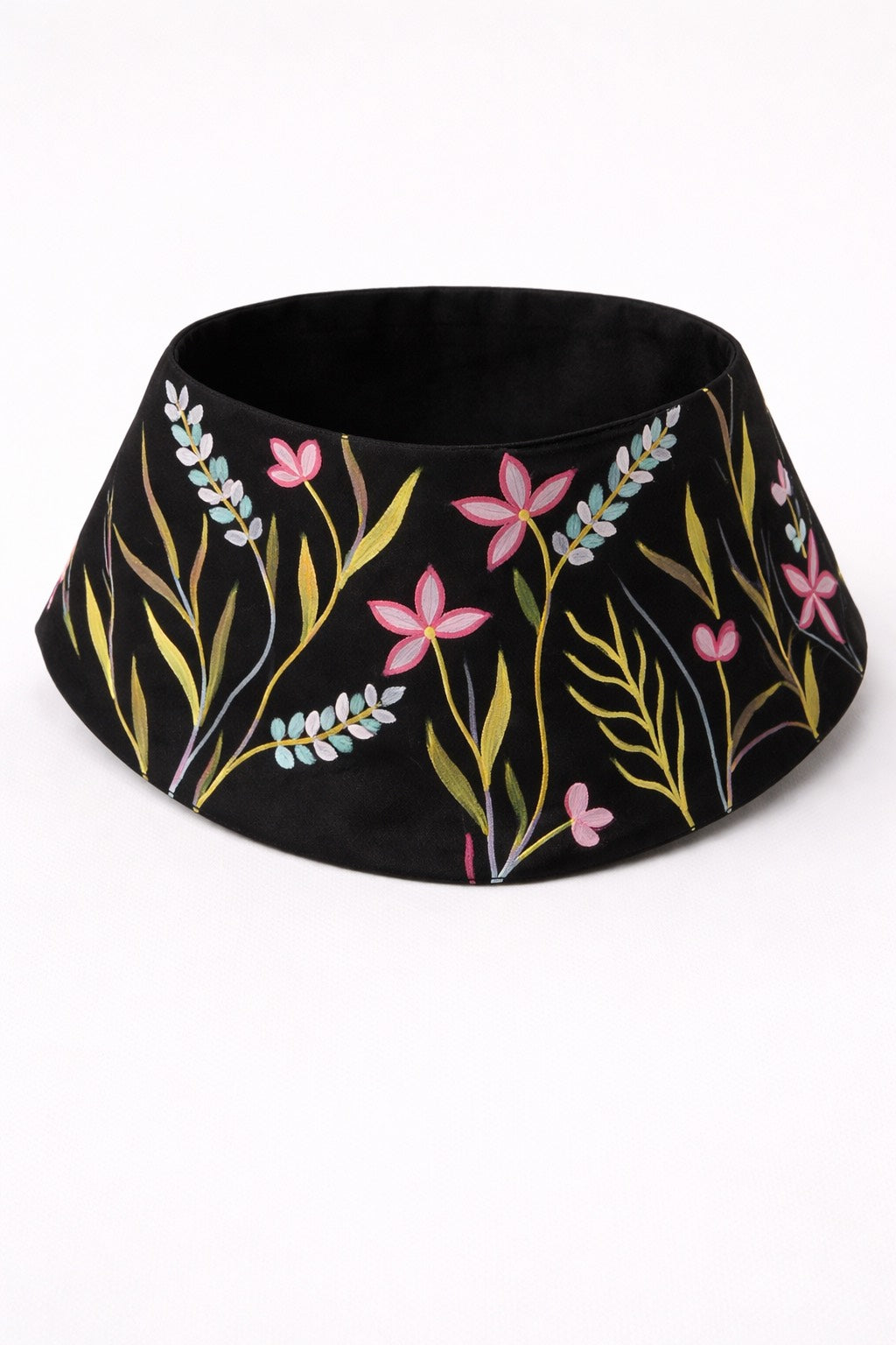 BLACK FLORAL NECKPIECE