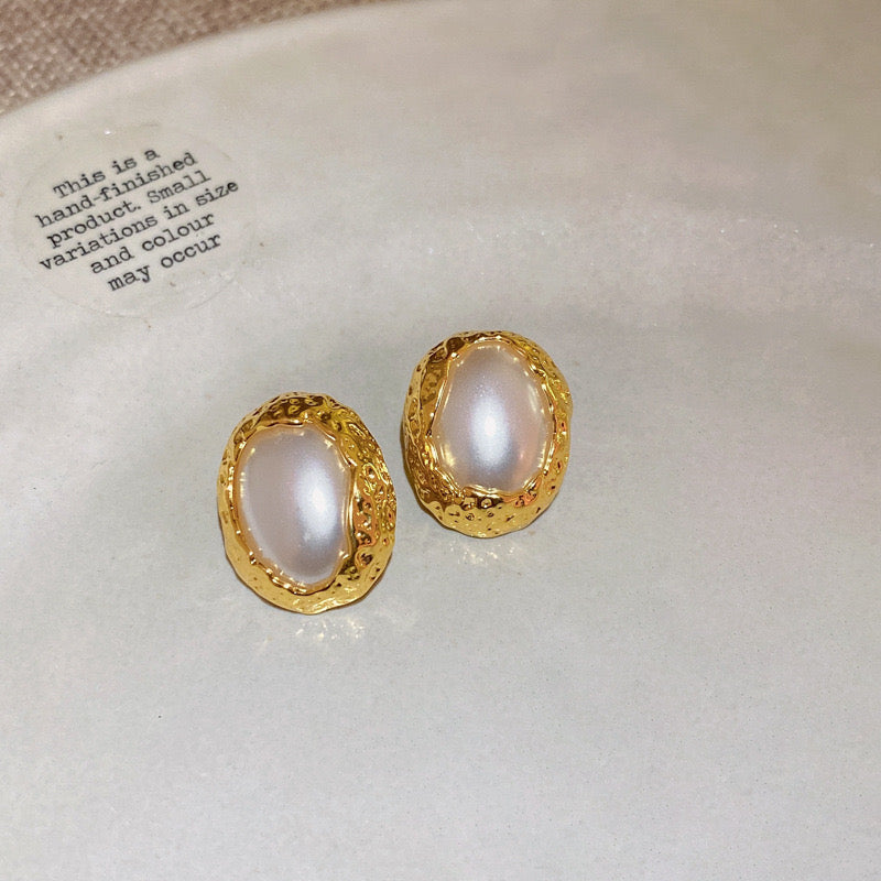 VINTAGE PEARL STUDS