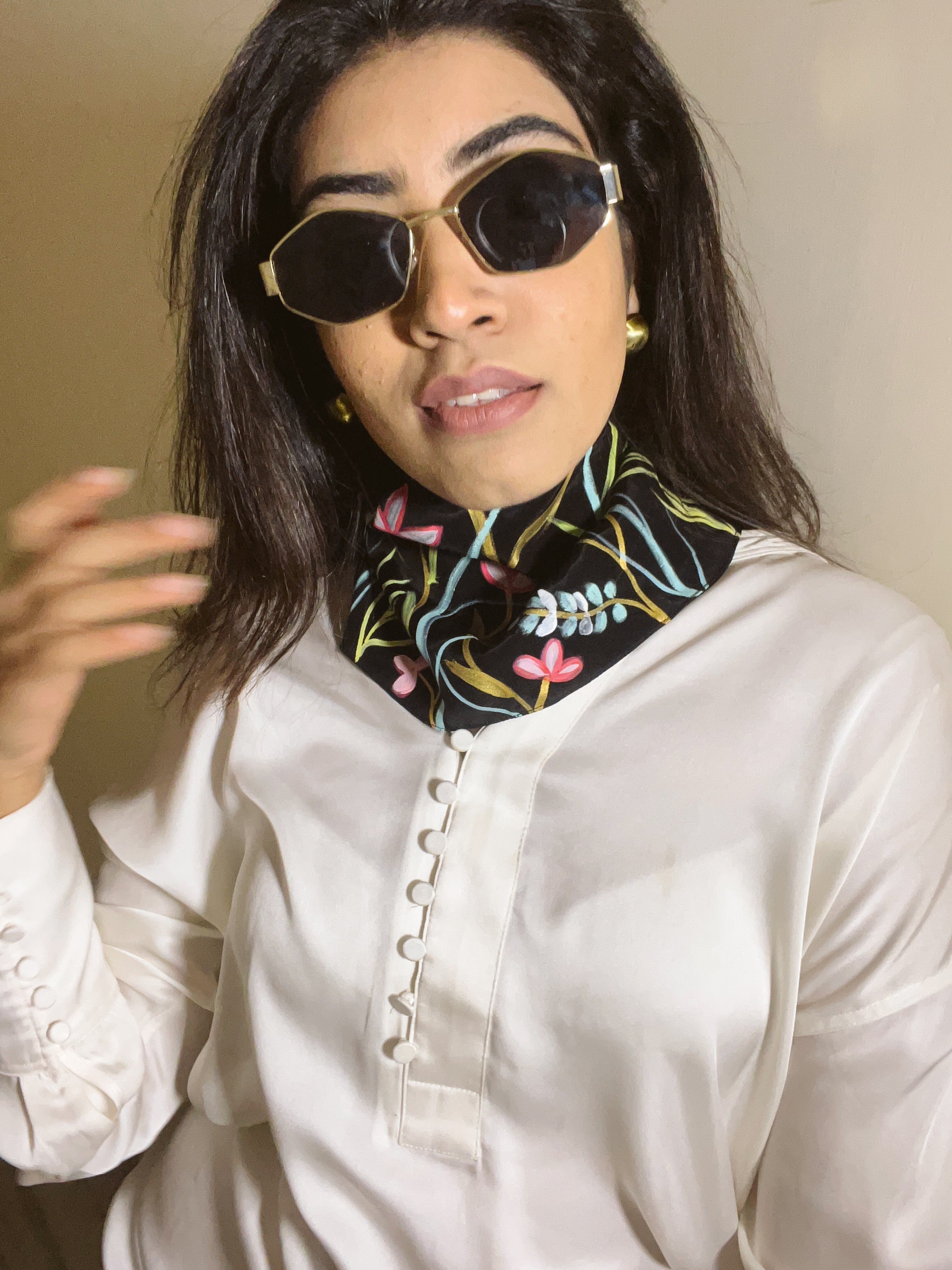 BLACK FLORAL NECKPIECE